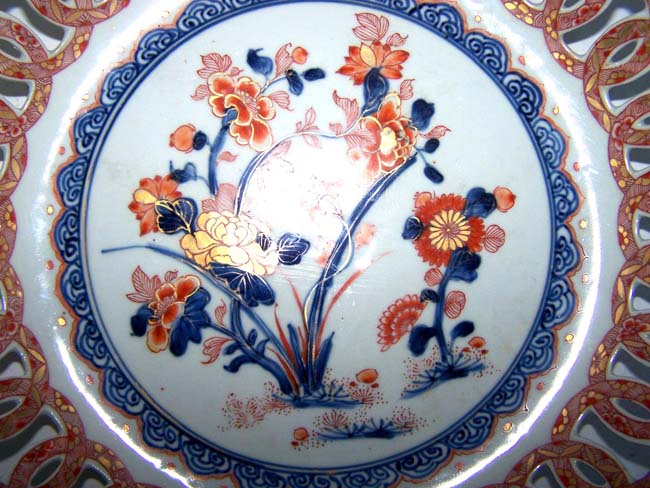 A fine 18th century Chinese Export Porcelain Imari Reticulated Saucer Dish circa 1725 — image 2